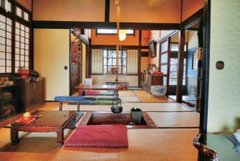 大正10 年(1921)築。切妻造の店には、酒問屋だった当時の貴重な品々が配され和の雰囲気が漂う。