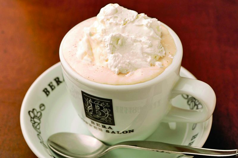 ウインナーコーヒー500円。生クリームのほのかな甘味が、炭火焼きコーヒーの苦味に引き立てられ美味。