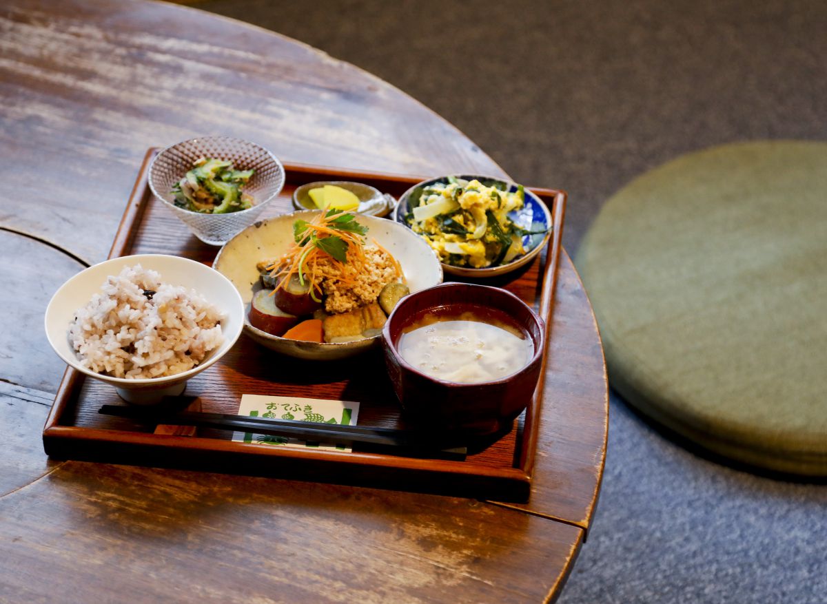 身体に優しい一汁三菜定食でキレイをいただきます 大阪 難波の隠れ家カフェへ るるぶ More
