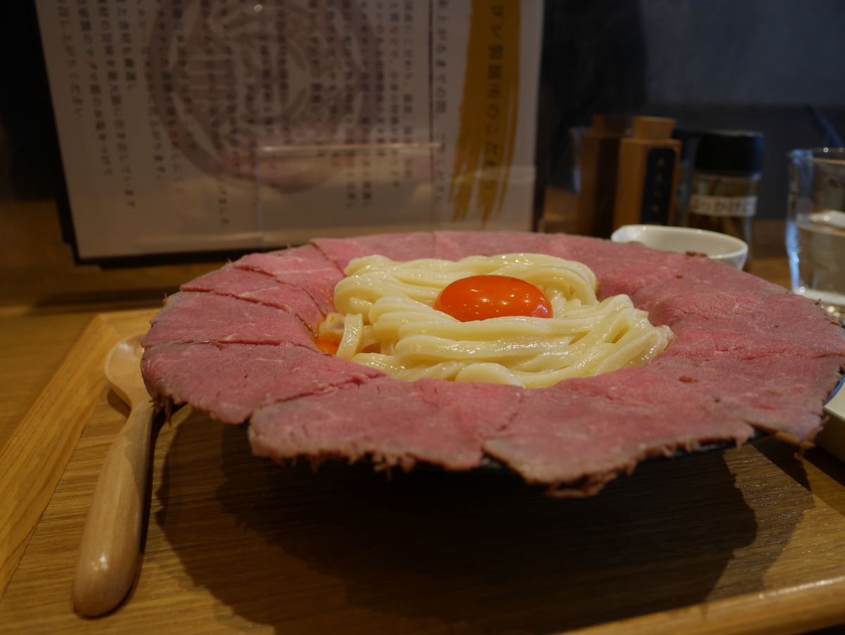 インパクトありすぎ 大阪 蛍池名物のローストビーフの花咲くうどん るるぶ More