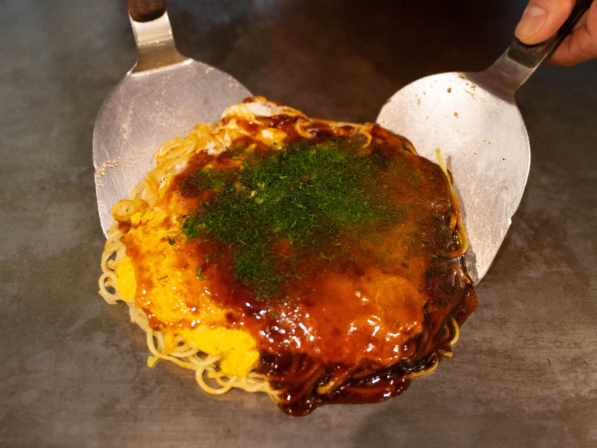 元祖 広島流お好み焼 名店 みっちゃん総本店 が伝統の味の誕生秘話を教えてくれました るるぶ More