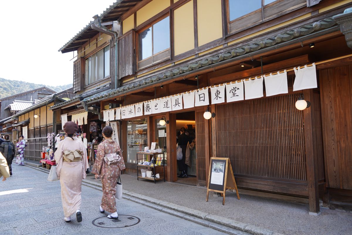 京都 八坂の塔の真ん前でレトロかわいい コーヒーミルク をごくり るるぶ More