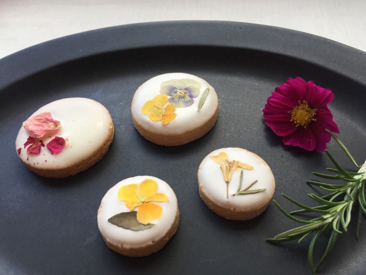 ホワイトチョコレートにドライの花びらをあしらったサブレ 各300円