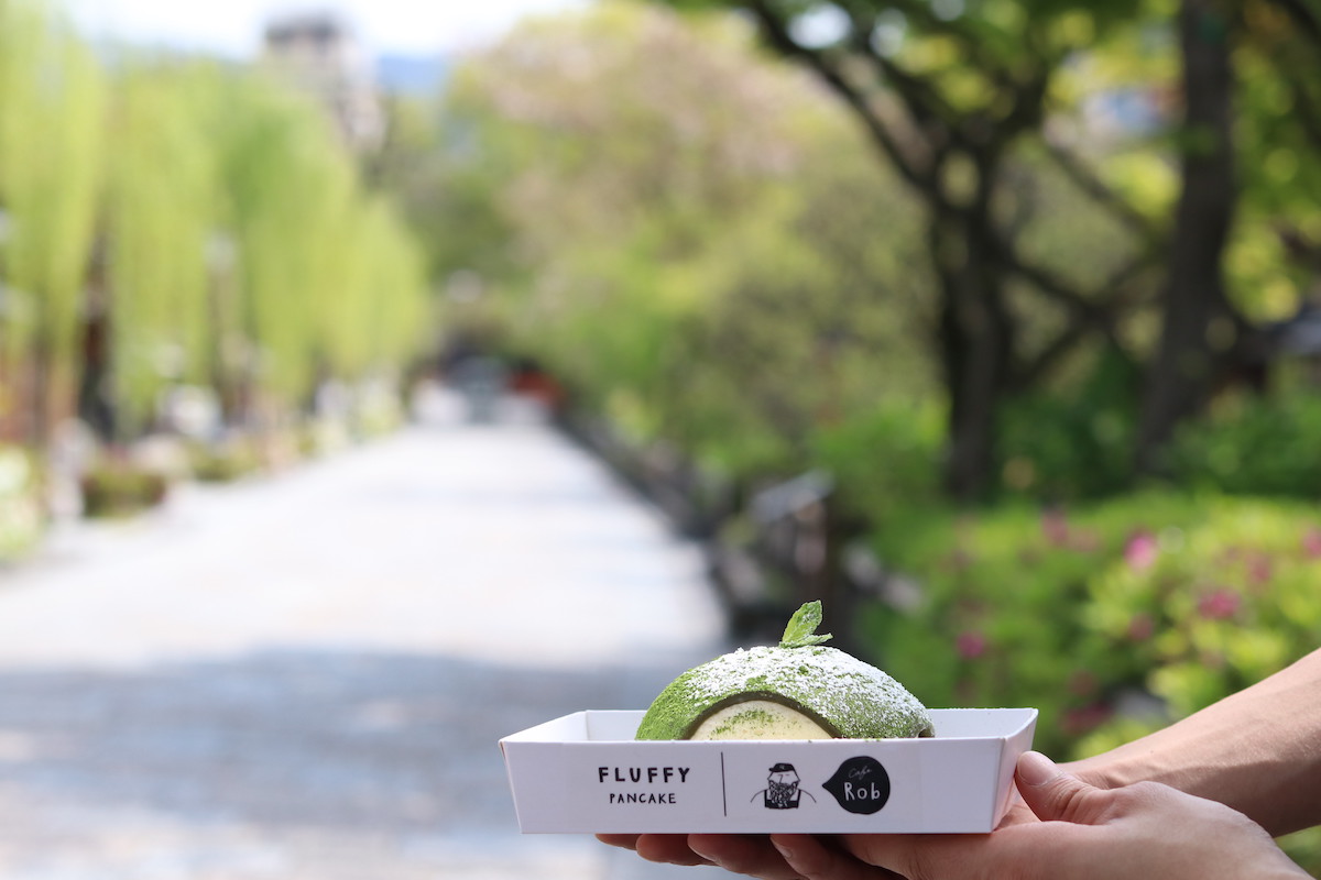 テイクアウトok ふわシュワもっちり お餅のような京都限定お抹茶パンケーキ るるぶ More