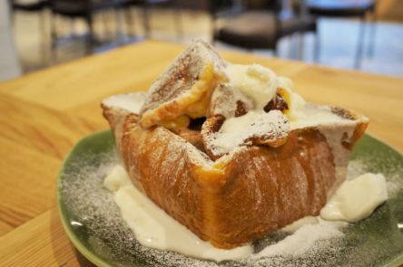 すっごいボリューム！“渋谷のカフェで発見”ふわふわ食パンが絶品な「特大フレンチトースト」