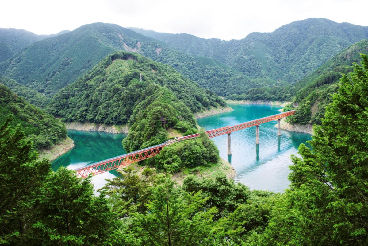湖上に浮かぶ、フォトジェニックな大井川鐵道・奥大井湖上駅。未知の世界に冒険している気分になれそう!