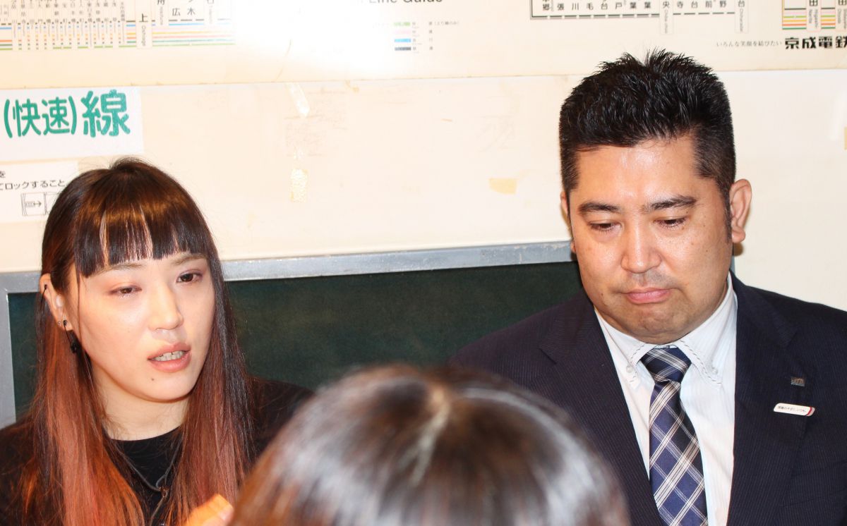 あ、大内編集長の気難しそうな顔、気になりますか?いえいえ、日本の鉄道会社並みの丁寧な説明をしてくれました。