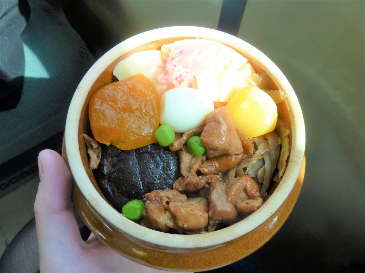 定番人気「峠の釜めし」。大内編集長「容器が重くてかさばっちゃいますけどね」