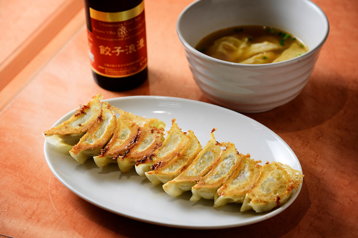 写真下から時計回りにA盛り(680円)、餃子浪漫(550円)、「青源」の水餃子(500円)