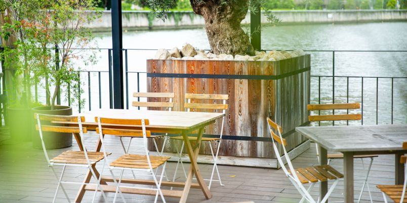 テラス席も充実！大阪・中之島の最新“水辺ダイニングカフェ”