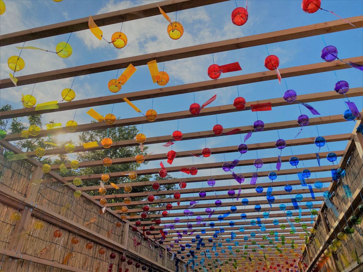 虹色のガラス風鈴で癒される びわこ函館山 風鈴のよし小道 が登場 新作パフェも るるぶ More