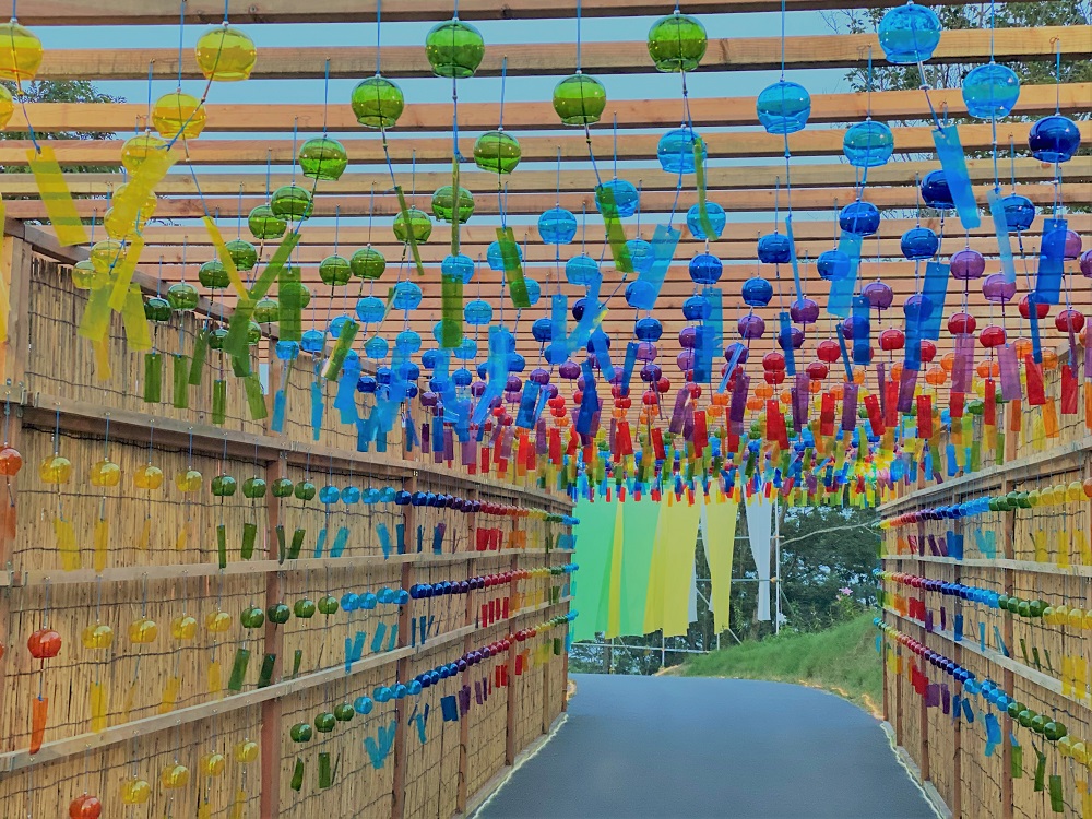 虹色のガラス風鈴で癒される びわこ函館山 風鈴のよし小道 が登場 新作パフェも るるぶ More
