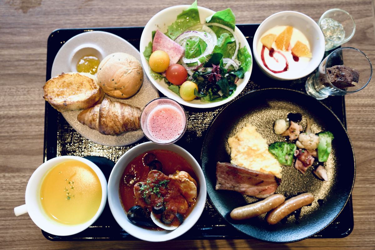 朝食の「洋食プレート」宿泊者は2200円、一般2400円