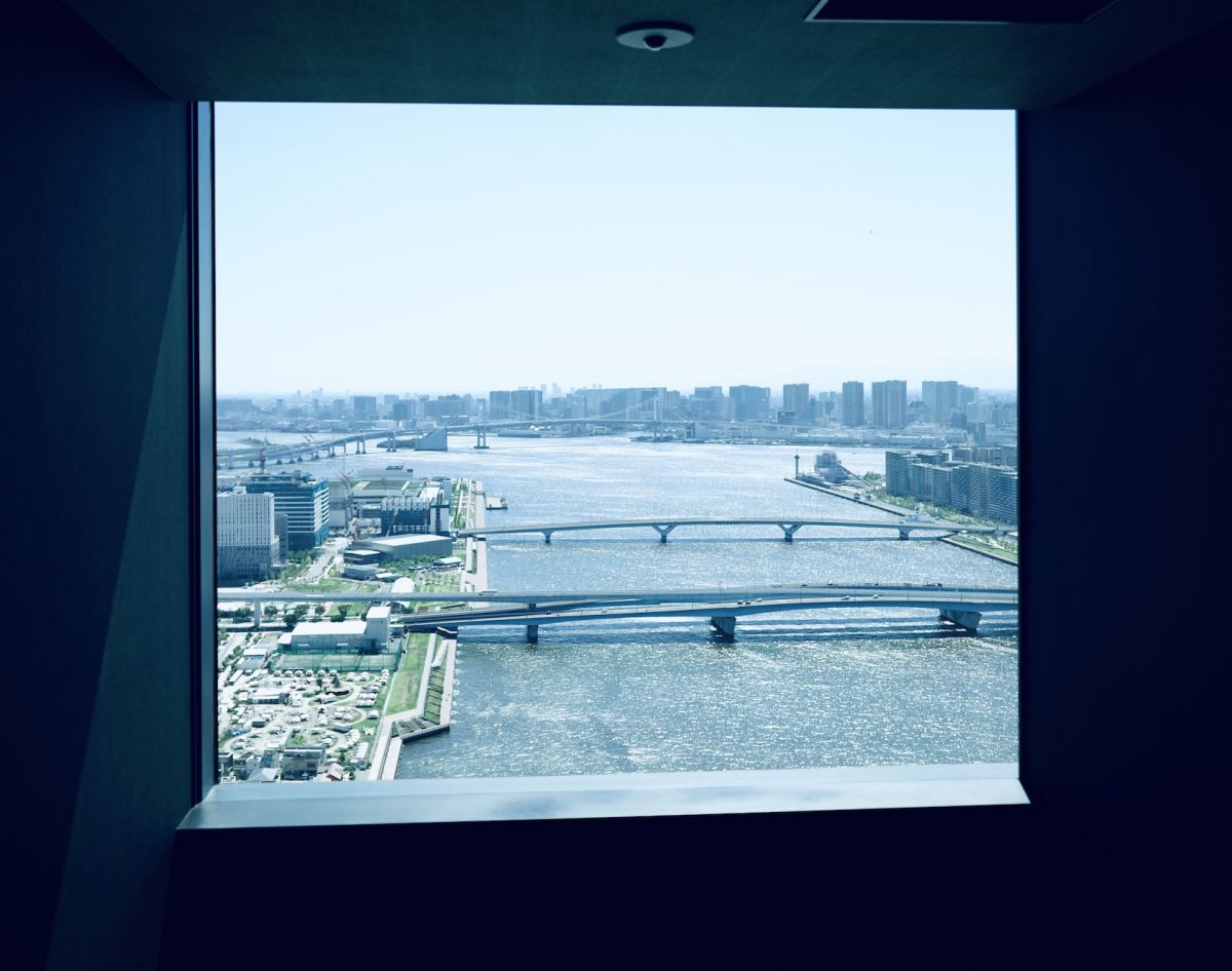 エレベーターホールから絵画のように見える東京ベイサイド