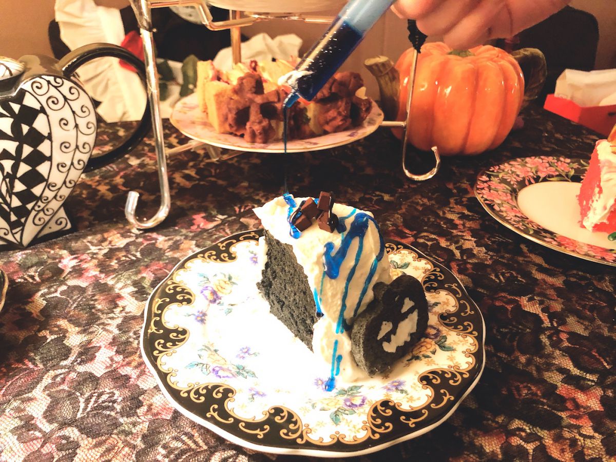 注射器でトッピングするハロウィンシフォンケーキ
