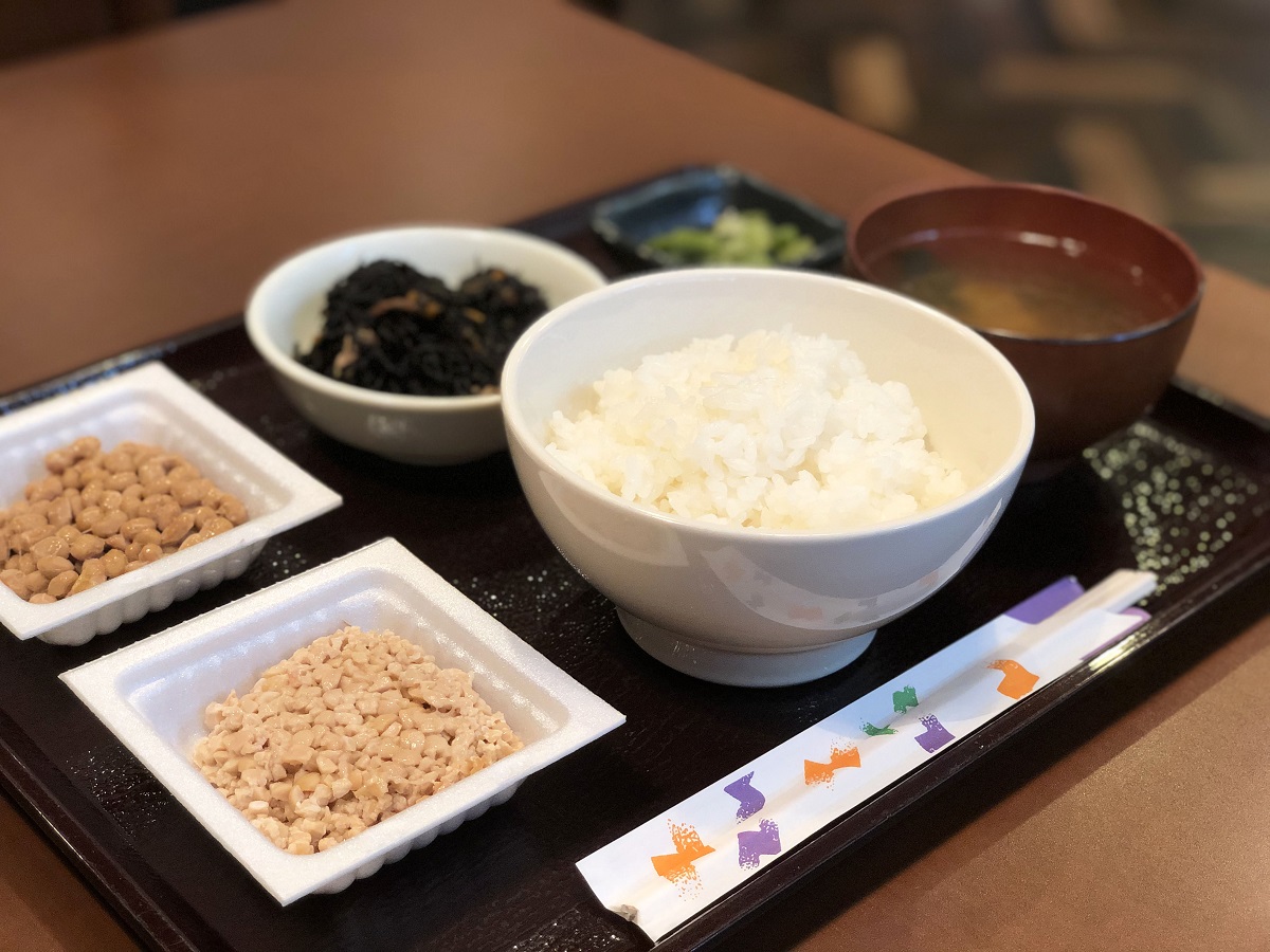 「納豆食べ放題定食」935円(税込) ※ご飯のおかわりは210円(税込)