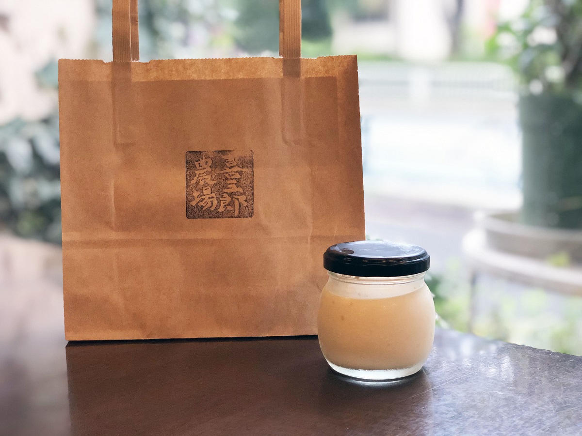 「ゆうやけ卵の濃厚なめらかプリン」380円(税抜) ※お持ち帰りの際は、容器代100円をお借りします。容器を返却していただければ、返金いたします。
