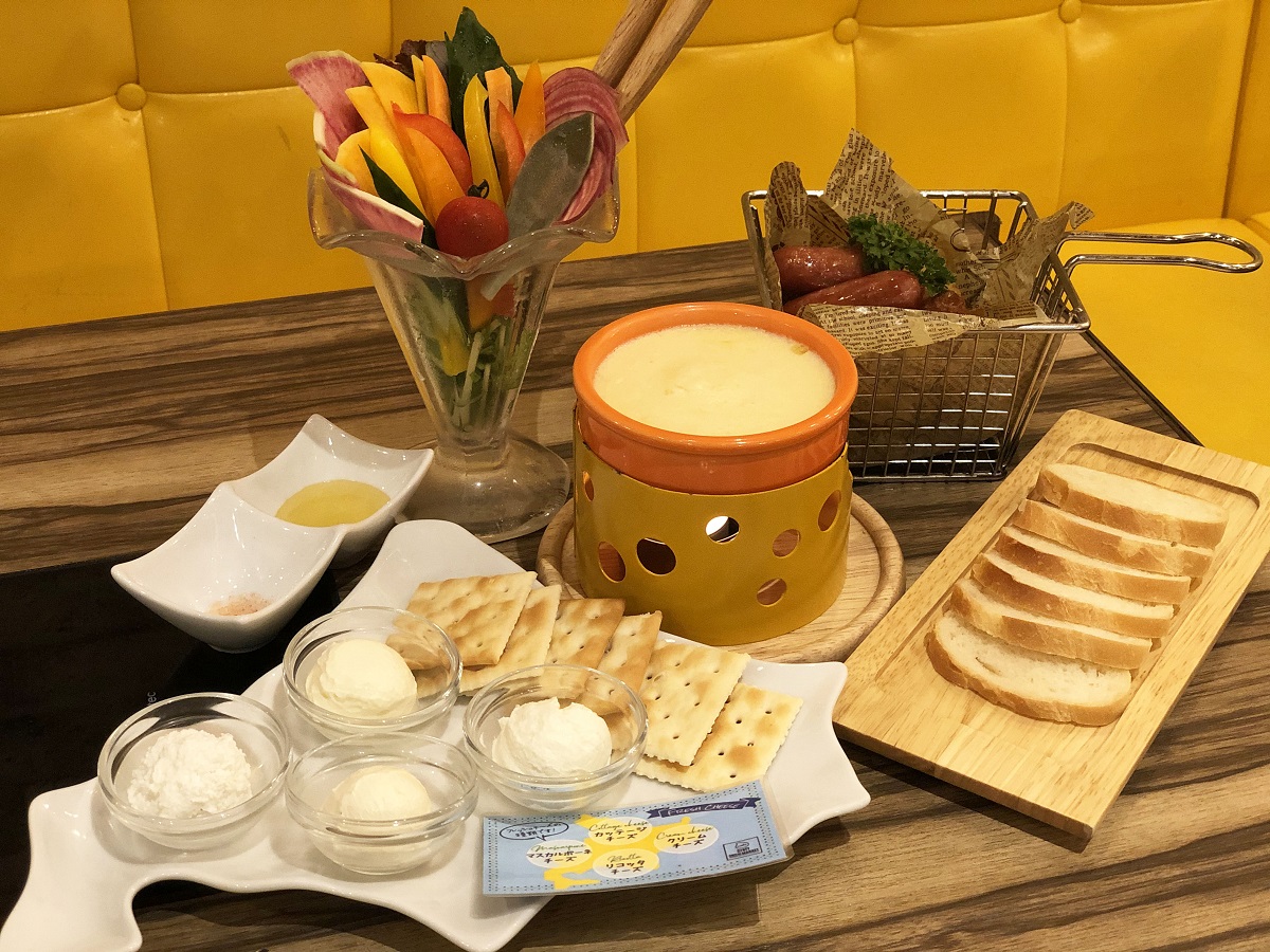 「4種のフレッシュチーズ&チーズフォンデュ食べ放題」1299円(税込) ※お通し+1フード+1ドリンク制