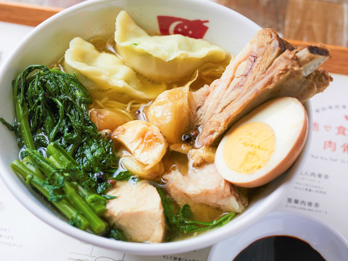 肉骨茶(バクテー)968円+トッピング(今回選んだ5種類)=1683円 ※価格はイートインの場合