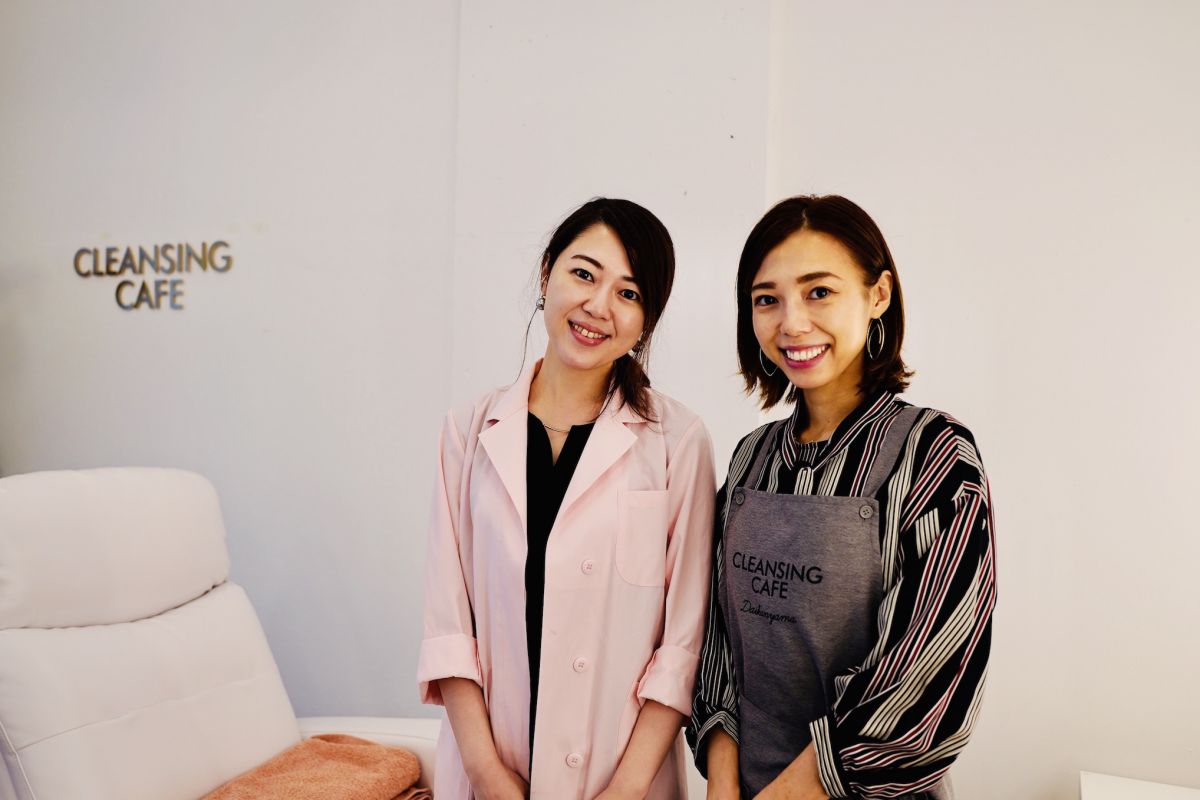 (写真左から)オーナーの今泉牧子さん、朋子さん姉妹