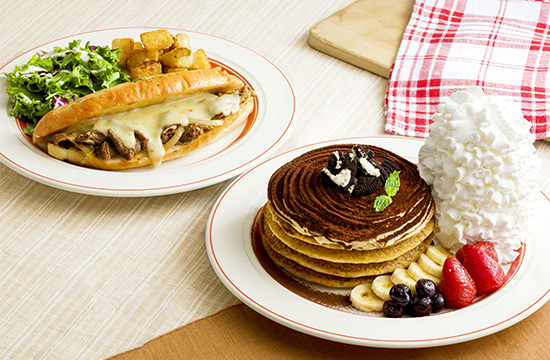 Eggs N Things の季節限定メニュー登場 コナティラミスパンケーキ と フィリステーキサンド るるぶ More