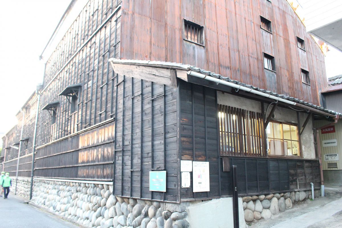 昔水害の被害が多くあったことから、酒造としては珍しい3階建て