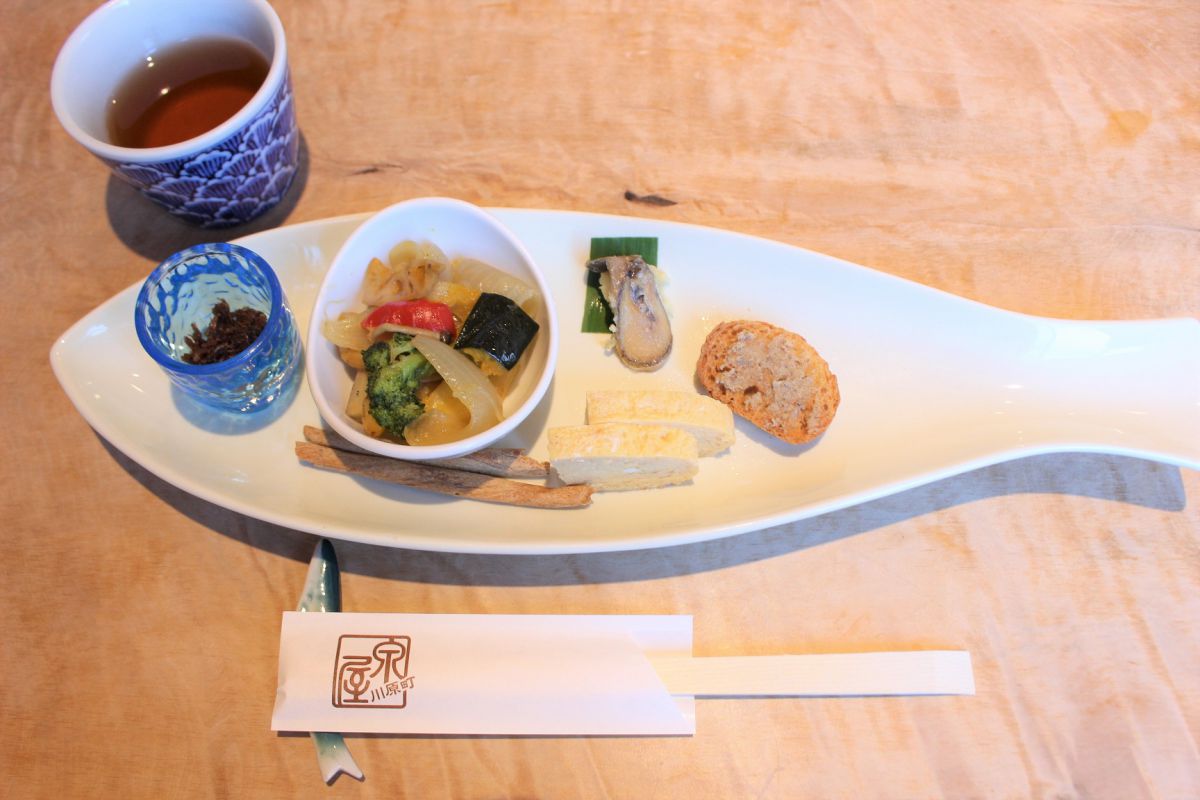 なんと箸置きも前菜のお皿も鮎!可愛すぎてキュン