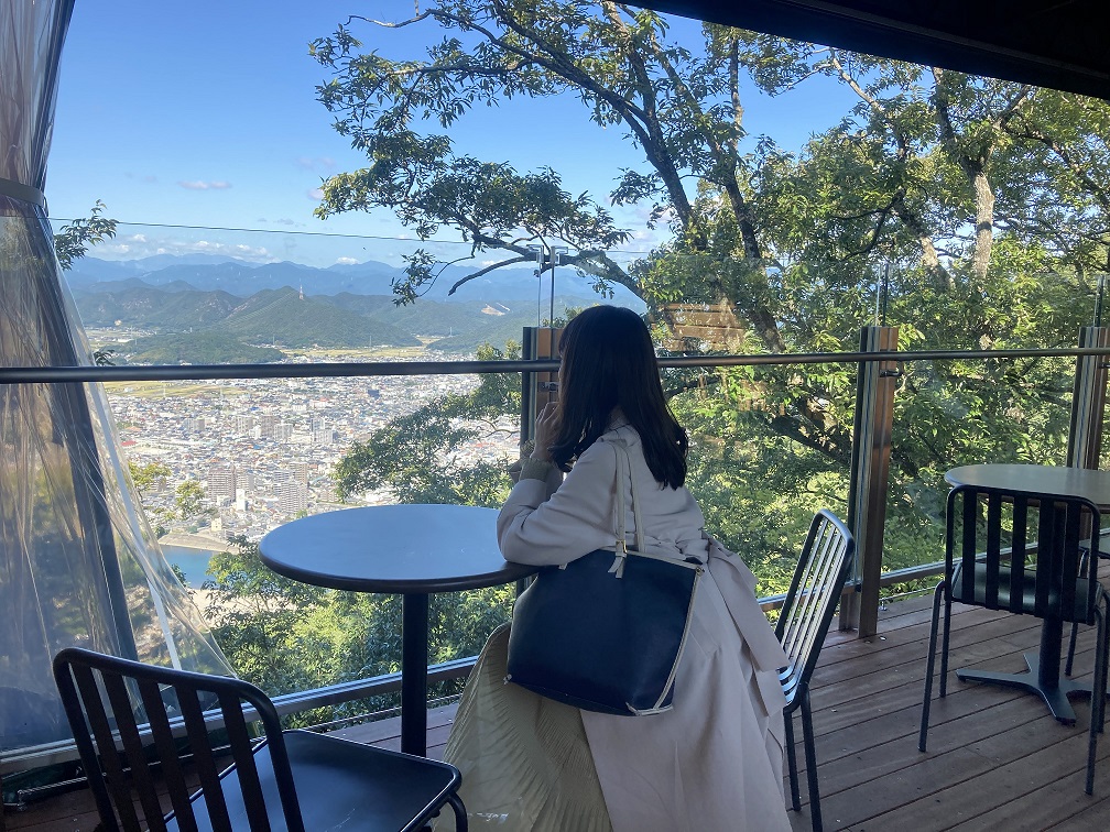 こちらは自由に利用できるテラス。屋内にはレストランもあります