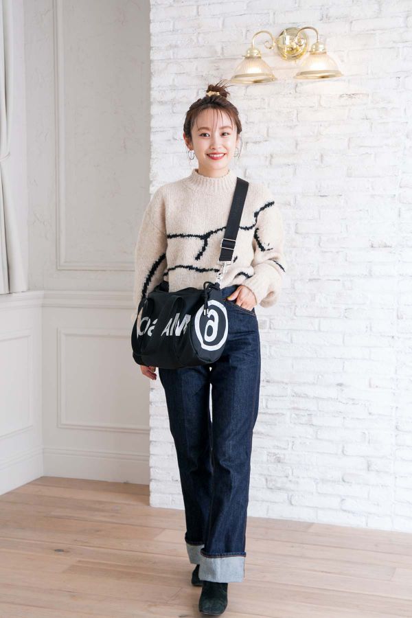 ニット(paloma wool)、ジーンズ(UNIQLO U)、ブーツ(TOGA)、バッグ(Maison Margiela)