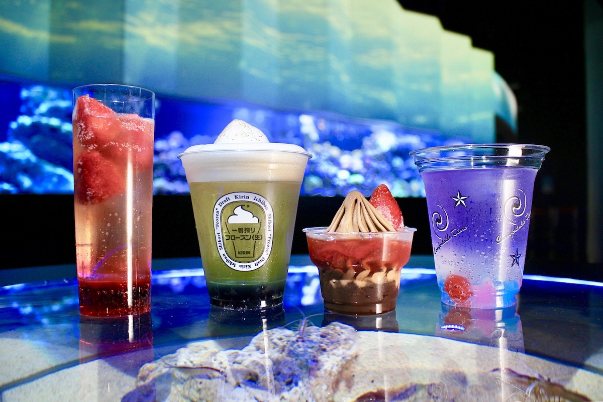 左からベリージンスパークリング~Love with you~ :700円 ■フレーバーキリン一番搾りフローズン(生)~Starry Sky~ :750円 ■クレミアパフェ(ストロベリーショコラ) :700円 ■バタフライピーレモンスカッシュ~Christmas night~ :500円 ※ノンアルコールカクテル