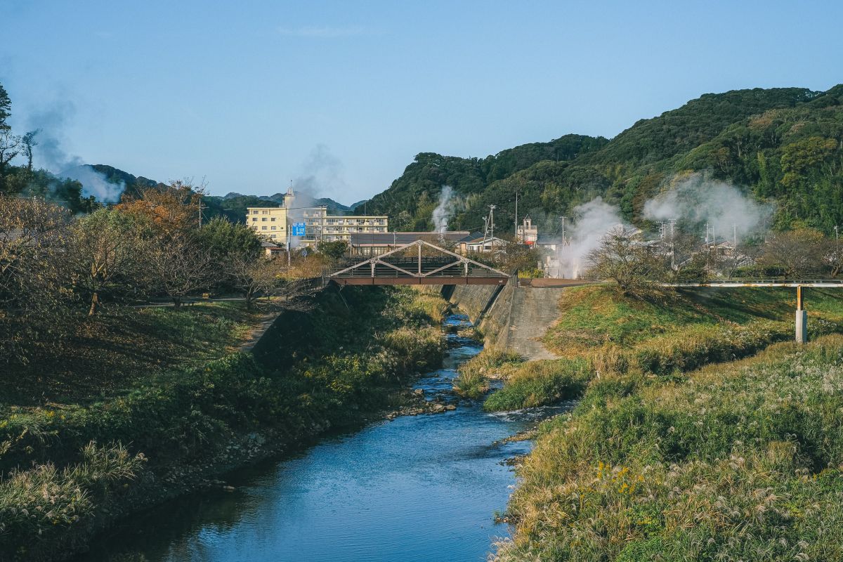 あちこちから昇る温泉の湯けむりと山