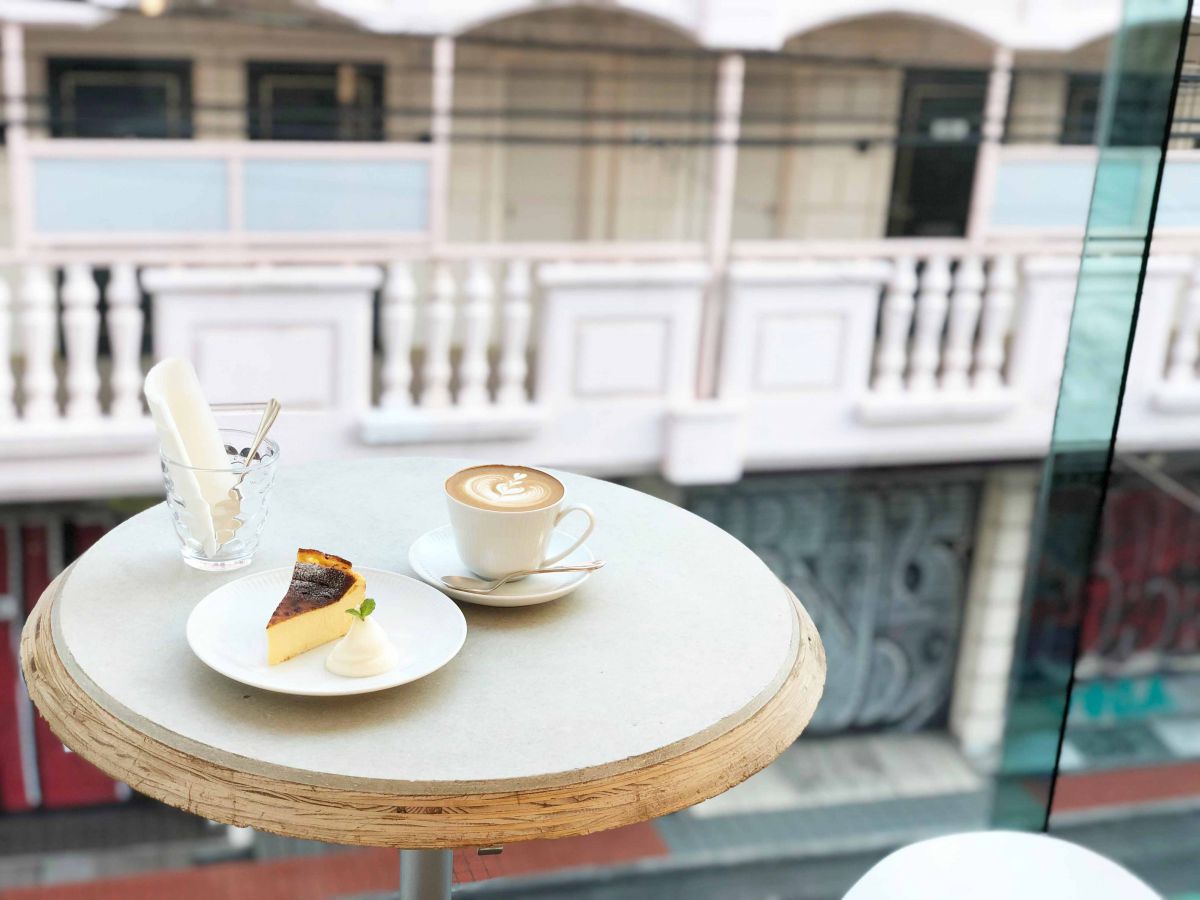 窓際席がまるで海外 Snsで話題の Cafe Facon Roaster Atelier で優雅なコーヒータイム るるぶ More