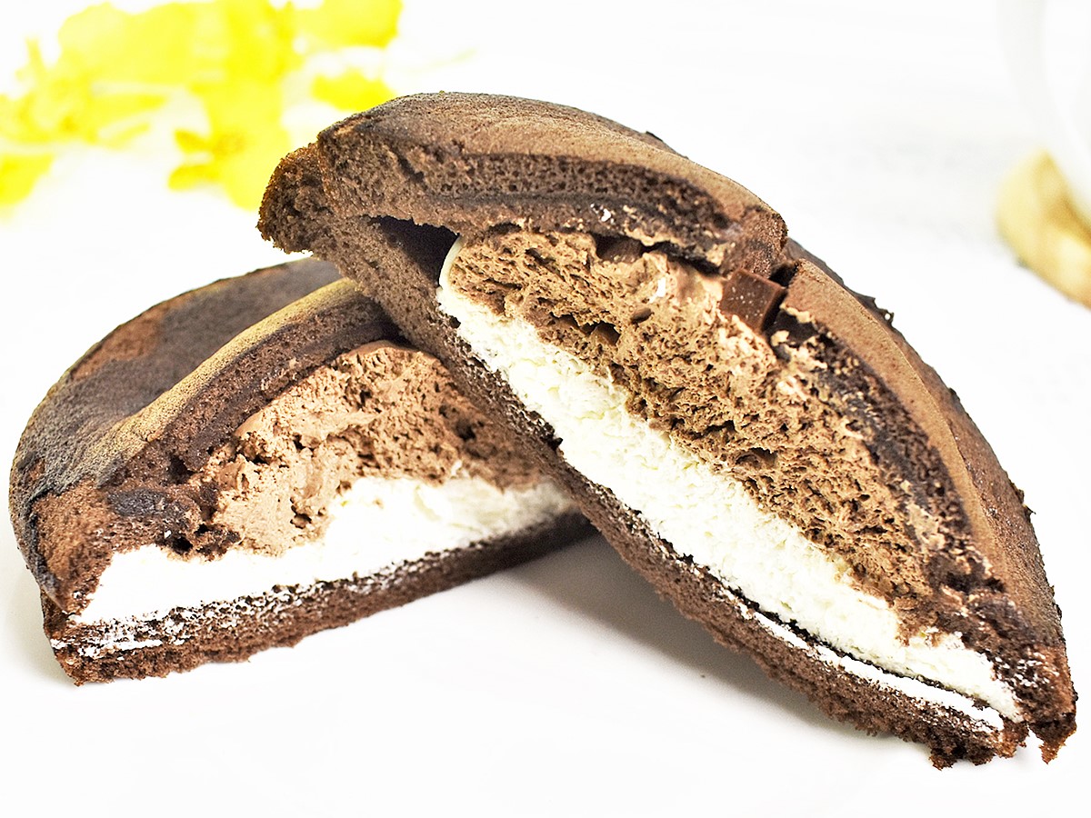 ファミマのスイーツレビュー 2種類のたっぷりクリームの ダブルクリームサンド 生チョコクリーム ホイップ るるぶ More