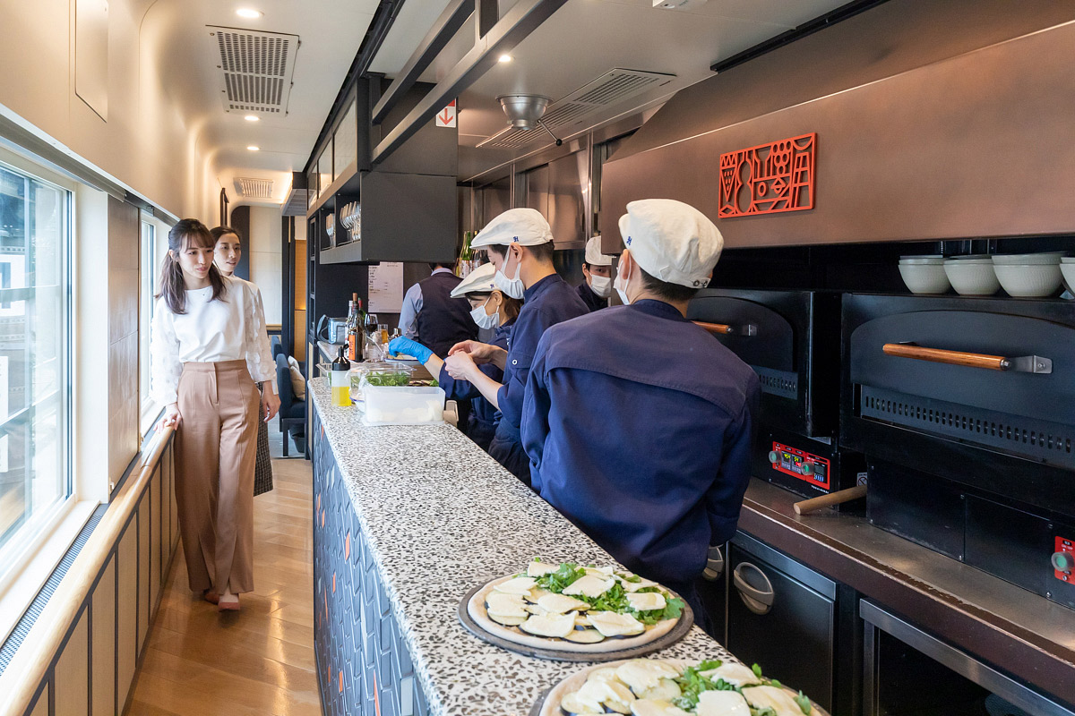 焼きたてピザが 列車内で 地域の魅力を美味しくいただくグルメな観光列車 The Rail Kitchen Chikugo って