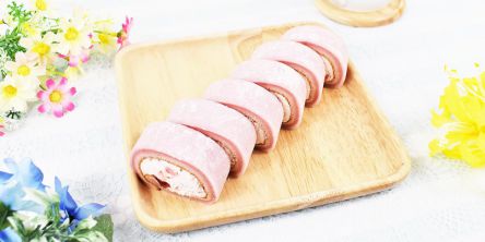 ローソンで人気のもち食感ロールからみんな大好き「苺みるく」が登場！