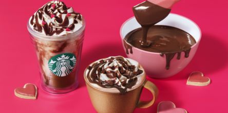 【スタバ新作情報】バレンタイン限定の「メルティ 生チョコレート フラペチーノ®／モカ」が発売！とろとろチョコとハート型トッピングに胸キュン