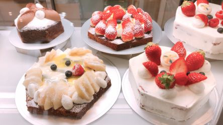 6角形の芸術的なケーキが並ぶ！洋菓子店「タトル」が明大前にオープン