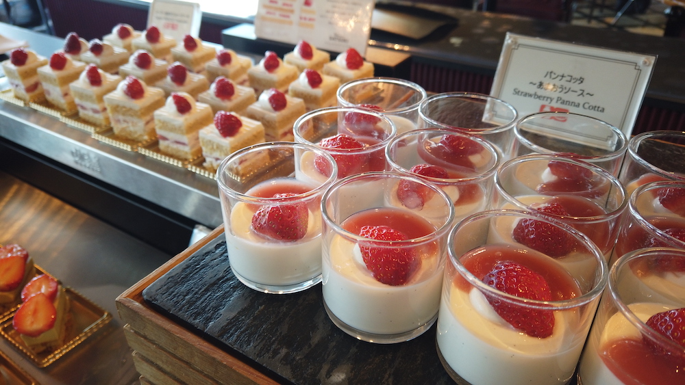 ホテルニューオータニのいちごスイーツビュッフェで幸せあまおうタイム 編集部員レポ るるぶ More