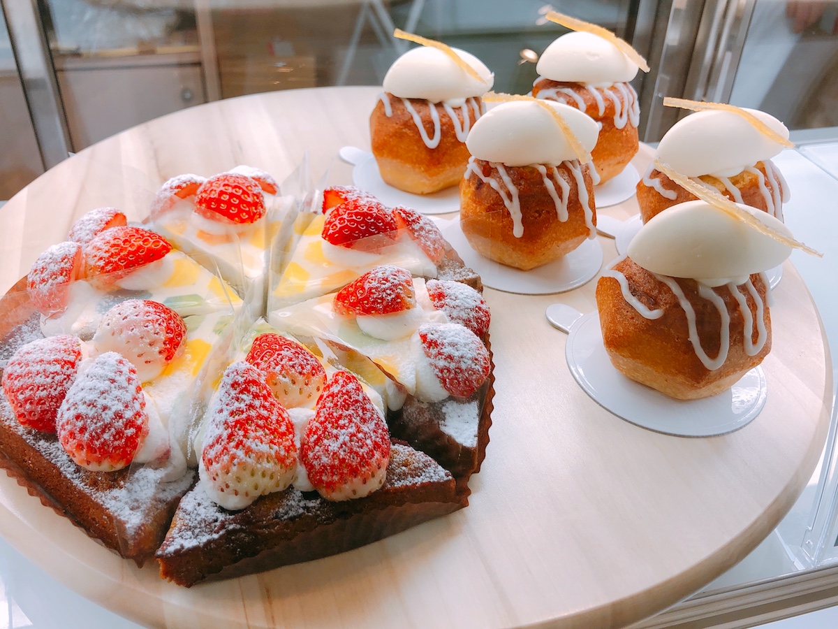 6角形の芸術的なケーキが並ぶ 洋菓子店 タトル が明大前にオープン るるぶ More
