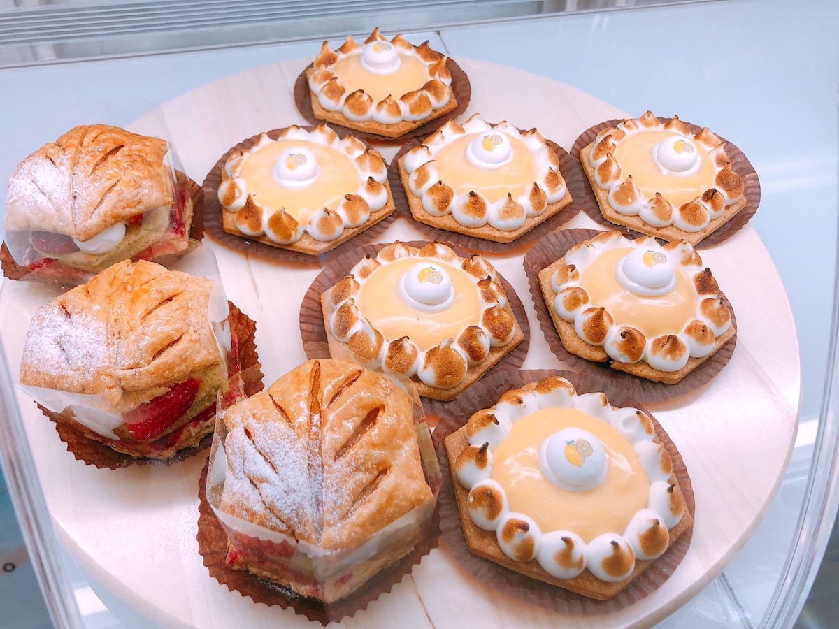 6角形の芸術的なケーキが並ぶ 洋菓子店 タトル が明大前にオープン るるぶ More