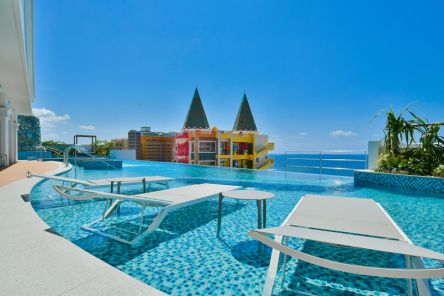 空とつながるプールに感動！「レクー沖縄北谷スパ＆リゾート」の極上リゾートステイ術