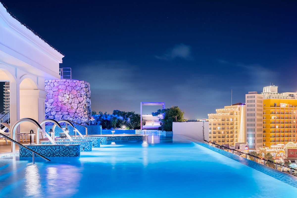 空とつながるプールに感動 レクー沖縄北谷スパ リゾート の極上リゾートステイ術 るるぶ More