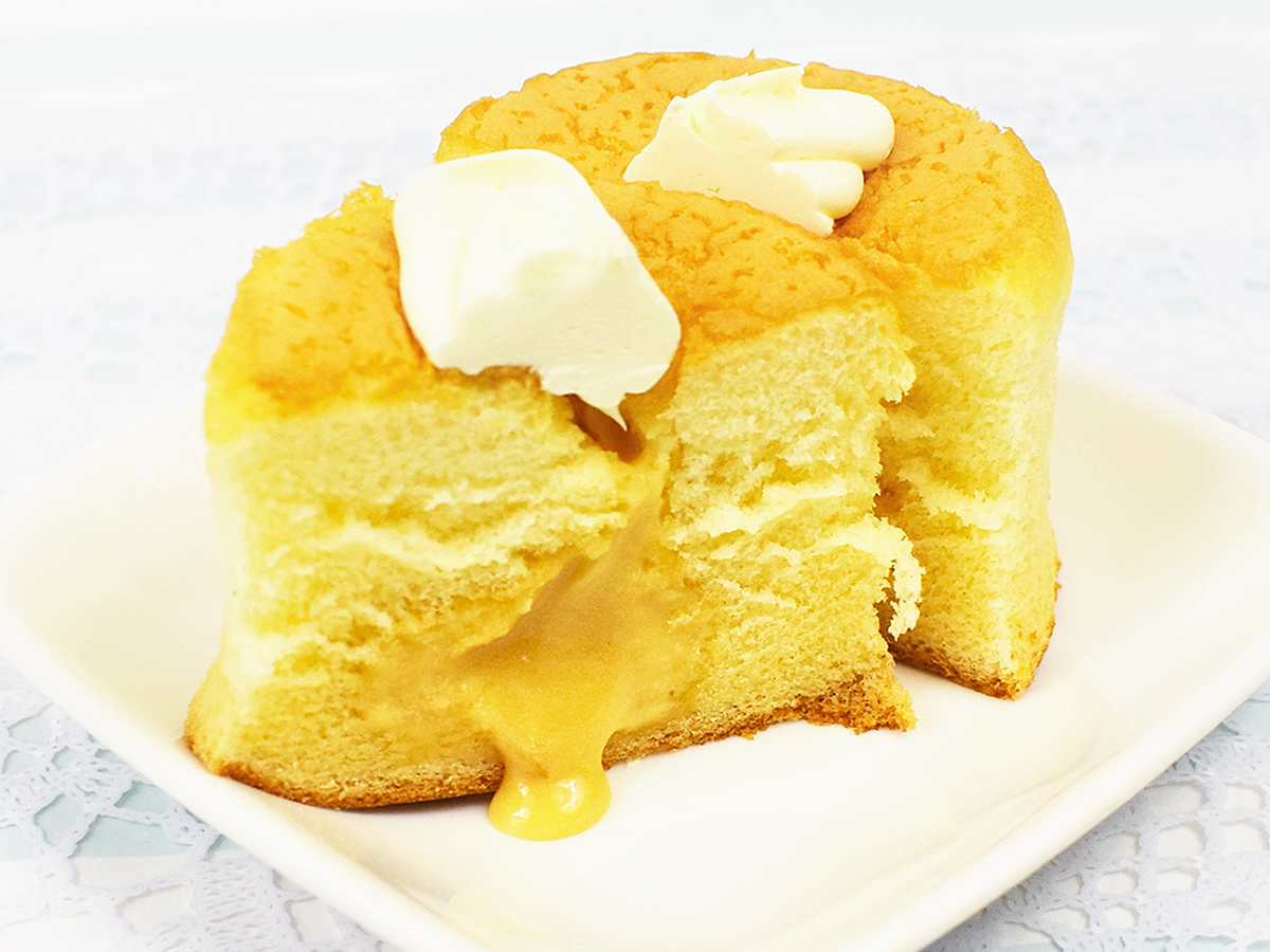 こっくりバターソースがとろ り ローソン新作 超濃厚バターケーキを実食レポ るるぶ More