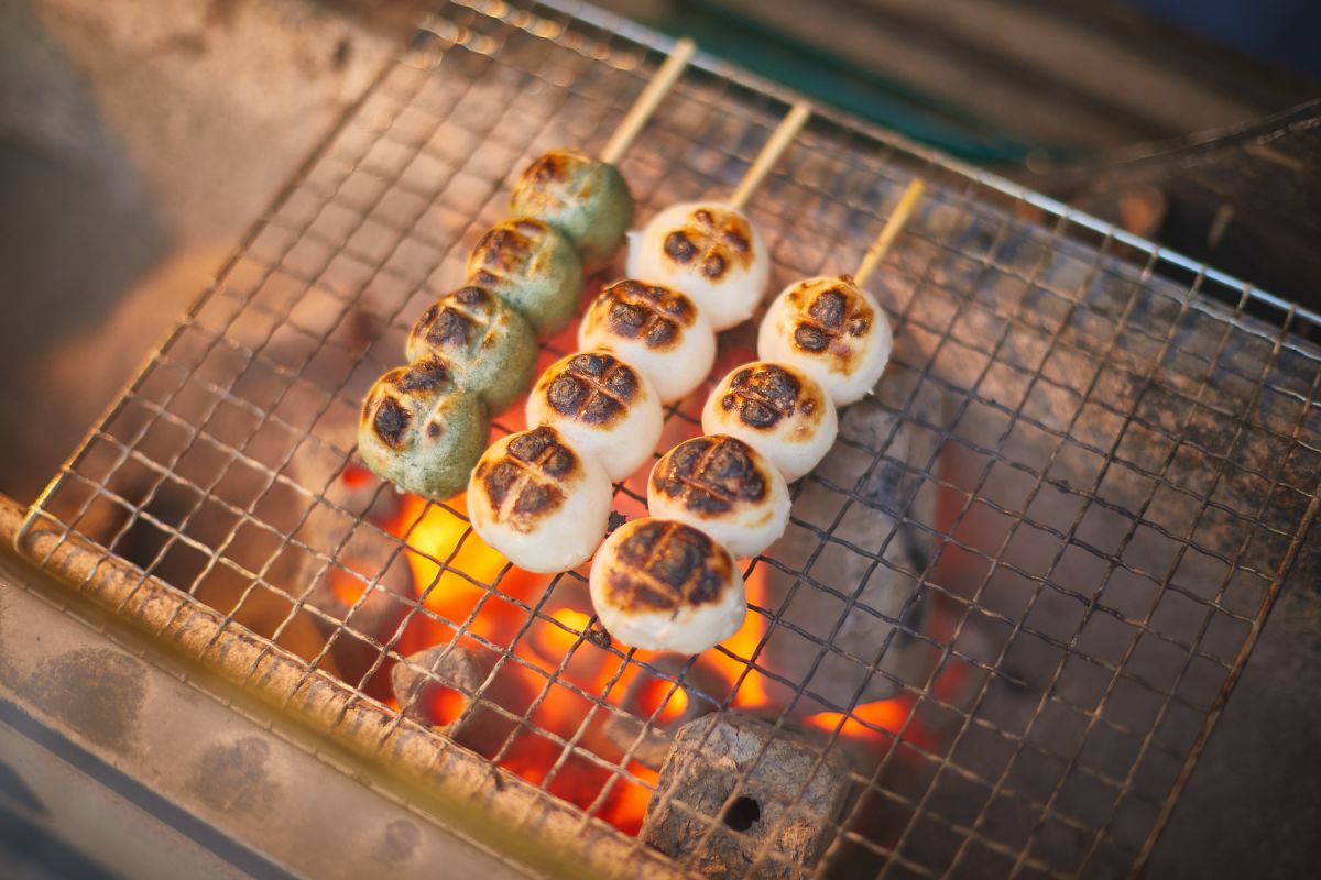 京都 祇園で出会った 秒の奇跡 お団子とかき氷 茶寮和香菜 のみたらし団子とiro Mochi が絶品 るるぶ More