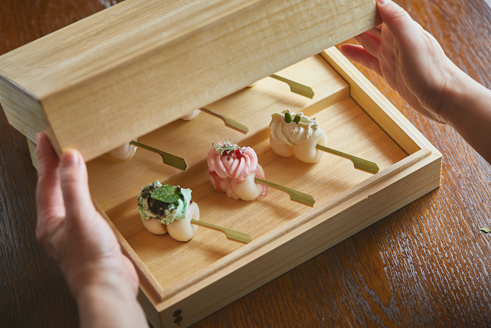 京都 祇園で出会った 秒の奇跡 お団子とかき氷 茶寮和香菜 のみたらし団子とiro Mochi が絶品 るるぶ More