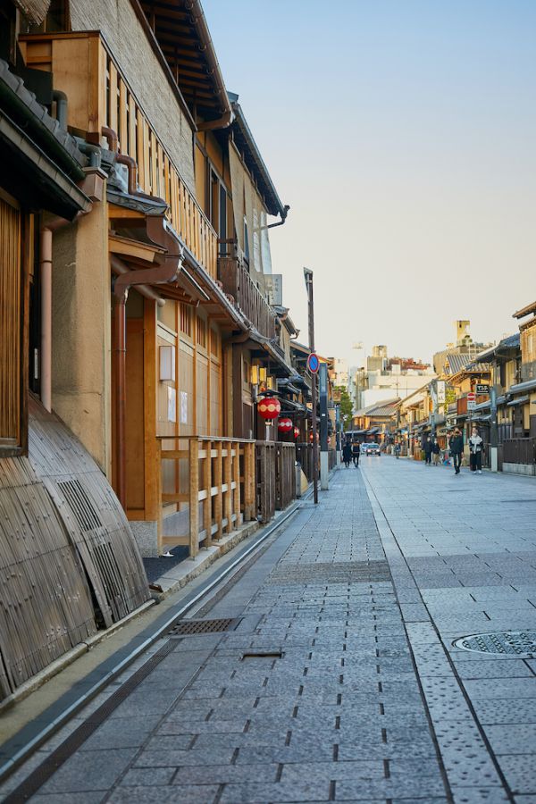 格式高い花街 京都 祇園町のオススメランチスポット 京都祇園 侘家古暦堂 に 新作 よだれ鶏弁当 のテイクアウトが登場 るるぶ More