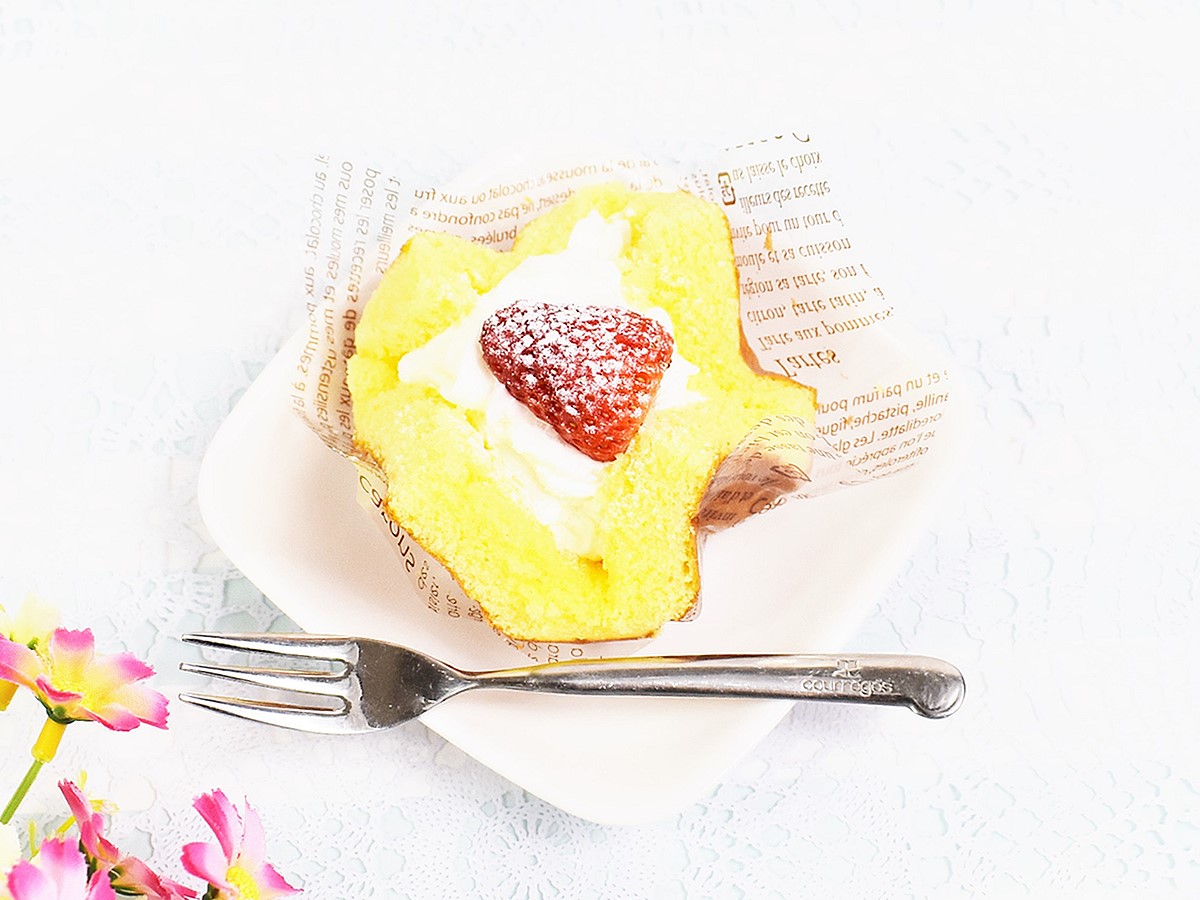 幸せあふれる食感 絶妙な甘さが嬉しいファミマの いちごのふわふわケーキ るるぶ More