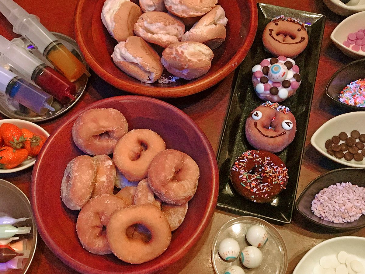 監獄レストラン ザ ロックアップtokyo のドーナツ食べ放題がデコれて楽しい るるぶ More