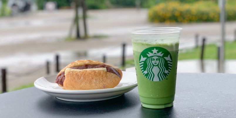 スタバ新作 実食レポ 冷たい 抹茶ティーラテ はもう飲んだ 抹茶 ティー ラテ にアイスビバレッジが登場 おすすめ無料カスタマイズも紹介