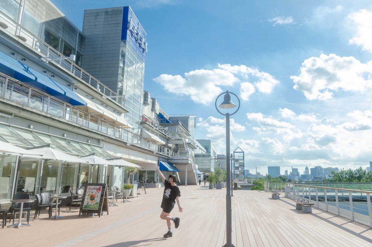 絶景カフェ q 愛しのあの人と写真も撮れる デックス東京ビーチでお台場の夏を大満喫 るるぶ More